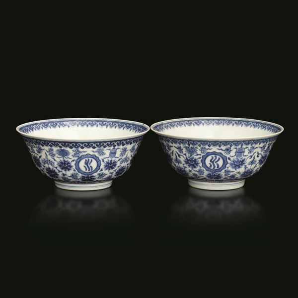 Coppia di ciotole in porcellana bianca e blu a motivi floreali, Cina, Dinastia Qing, marca e del periodo Daoguang Dingwei Wen Lang Shan Zhi: ventisettesimo anno della epoca Daoguang (1821-1850), 1847