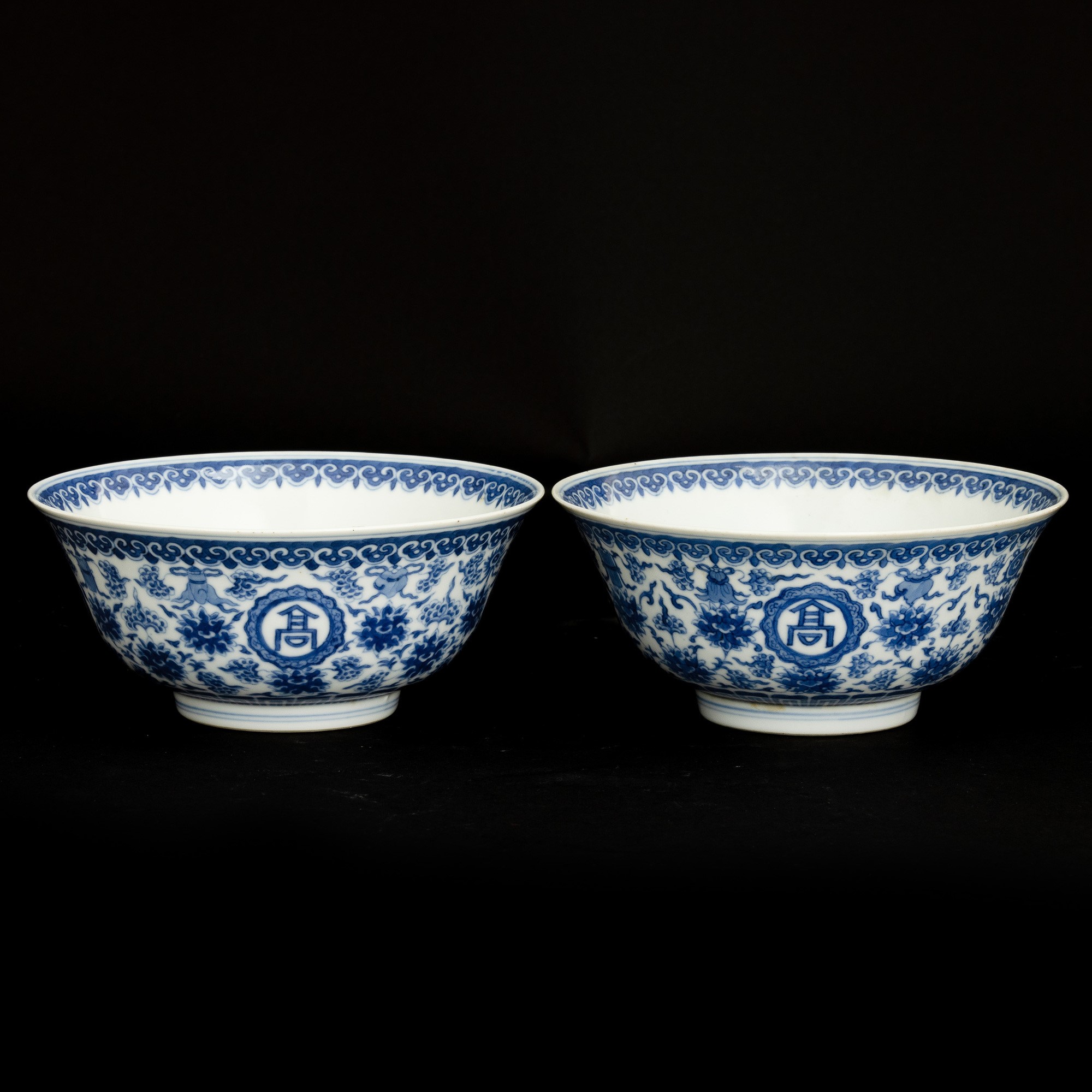 Coppia di Ciotole in Porcellana Bianca e Blu a Motivi Floreali, Cina, Dinastia Qing, Marca e del ...