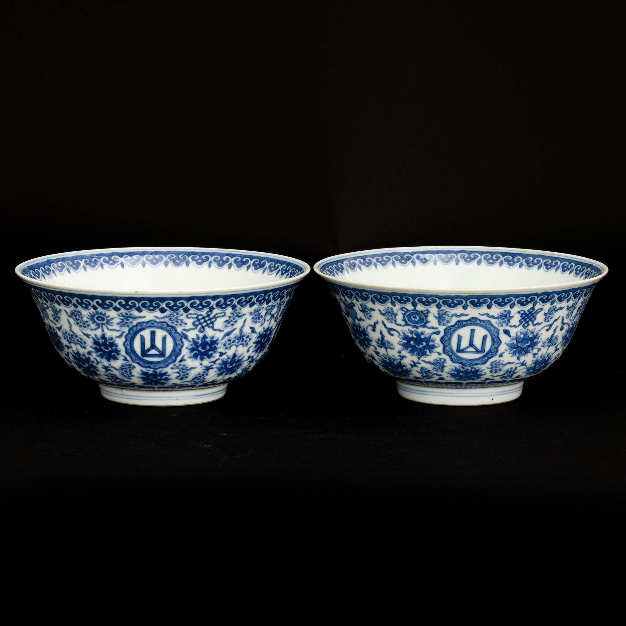 Coppia di Ciotole in Porcellana Bianca e Blu a Motivi Floreali, Cina, Dinastia Qing, Marca e del ...
