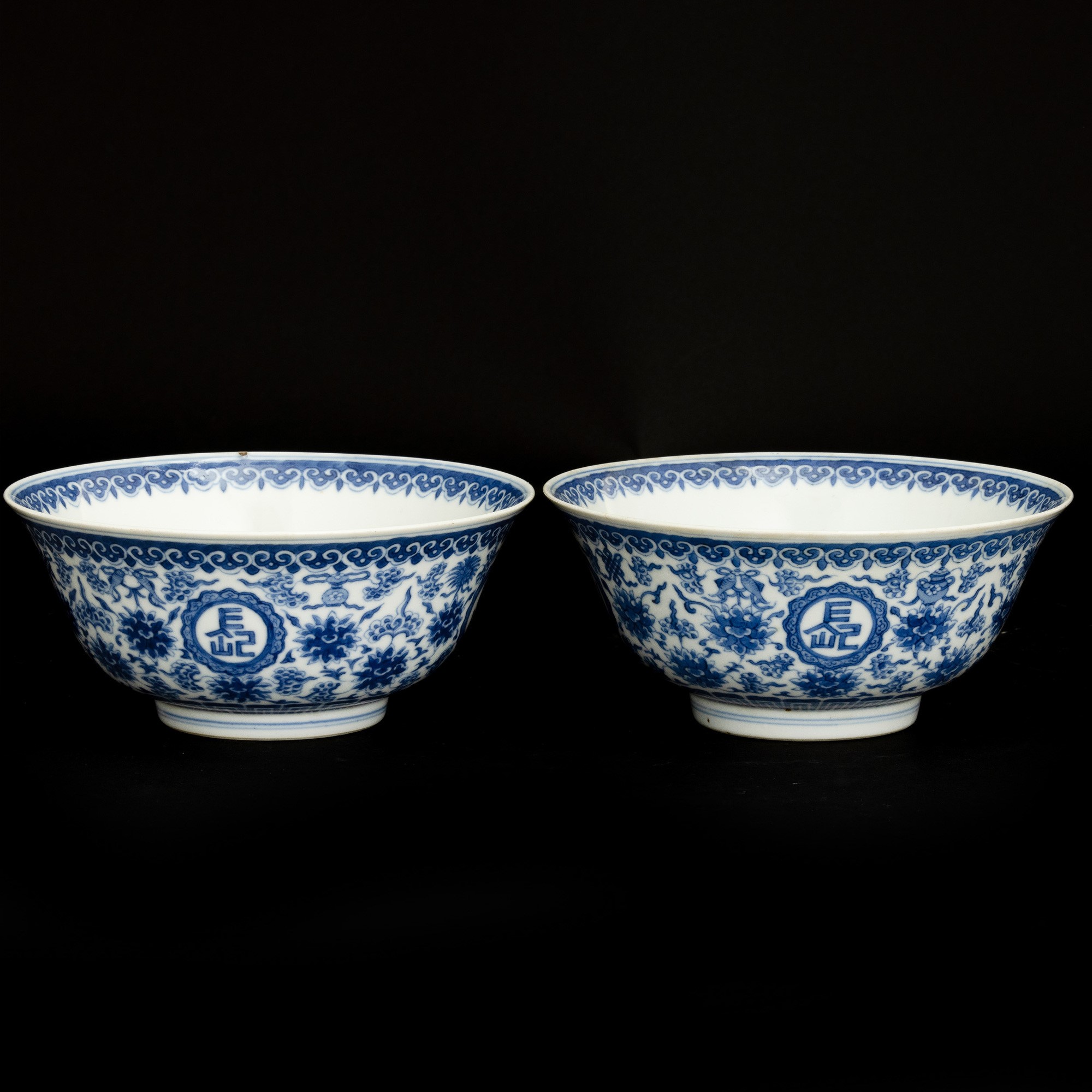 Coppia di Ciotole in Porcellana Bianca e Blu a Motivi Floreali, Cina, Dinastia Qing, Marca e del ...