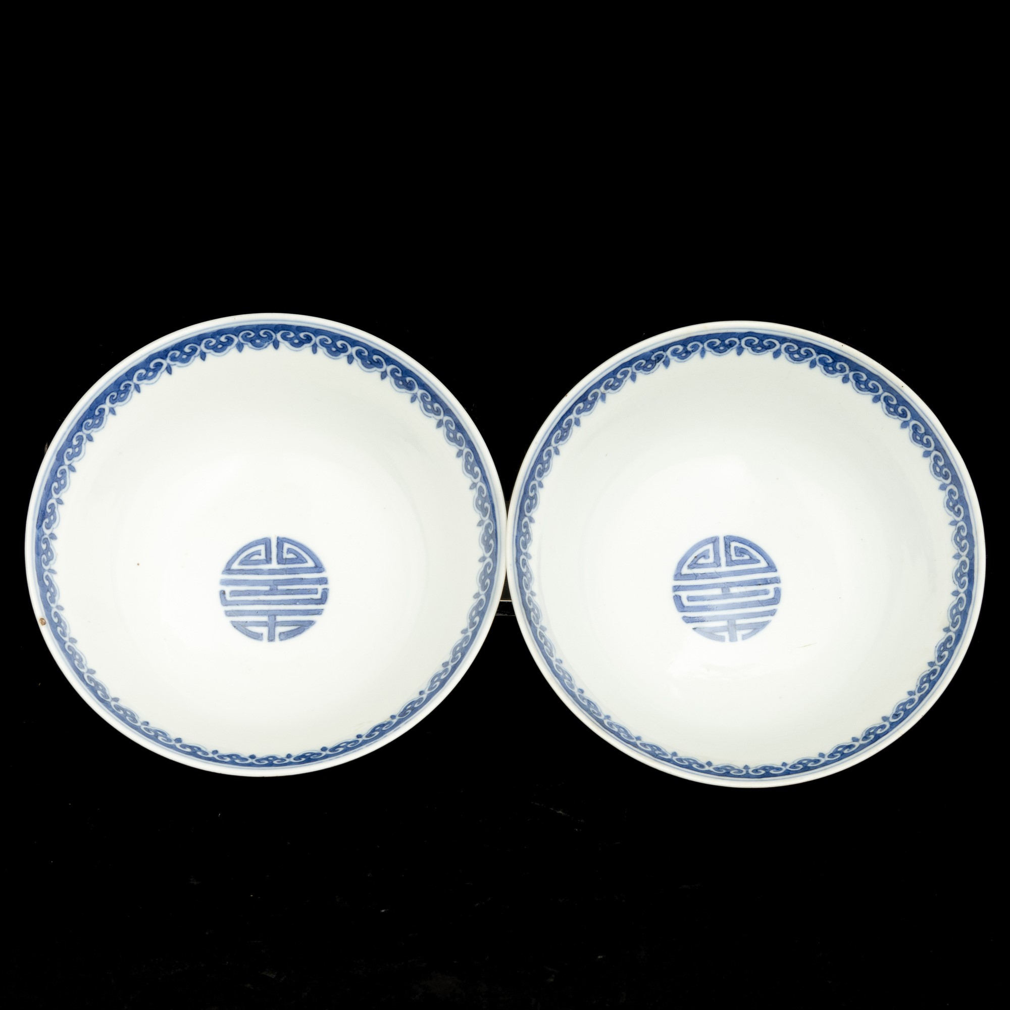 Coppia di Ciotole in Porcellana Bianca e Blu a Motivi Floreali, Cina, Dinastia Qing, Marca e del ...