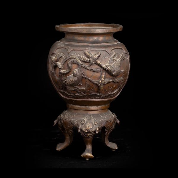 Incensiere tripode in bronzo raffigurante scena di paesaggio con uccelli a rilievo, Giappone, periodo Meiji (1868-1912)