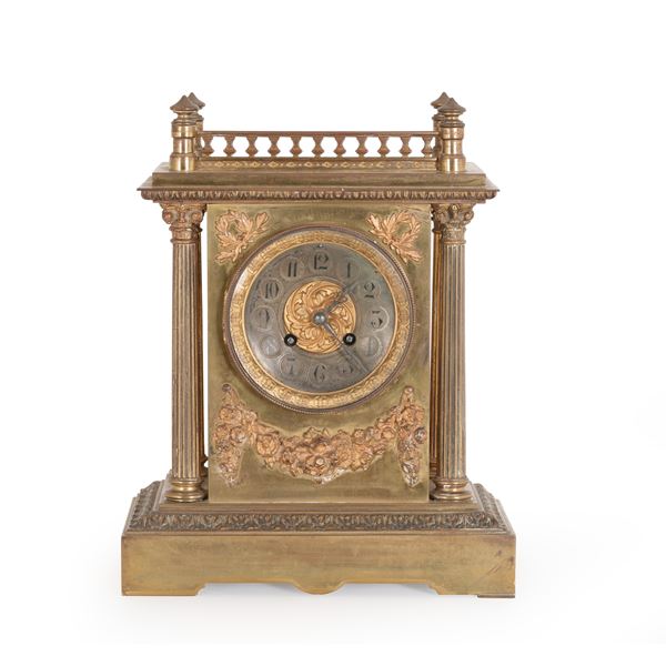 Orologio da appoggio in bronzo dorato. Fine del XIX secolo