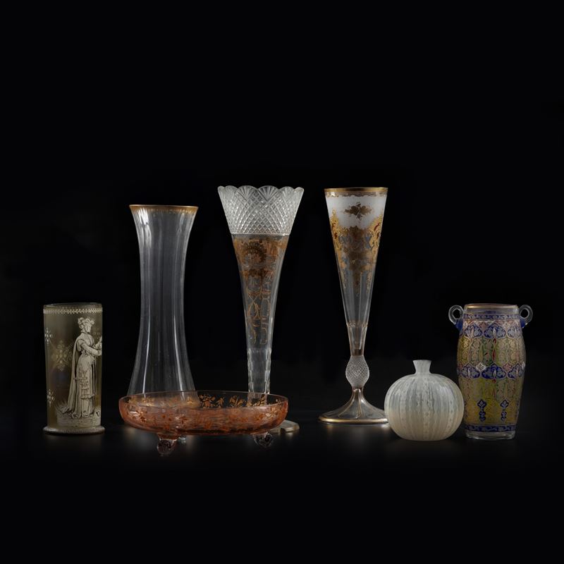 Sette vasi in vetro di diversa foggia e decoro  - Asta Antiquariato - Cambi Casa d'Aste