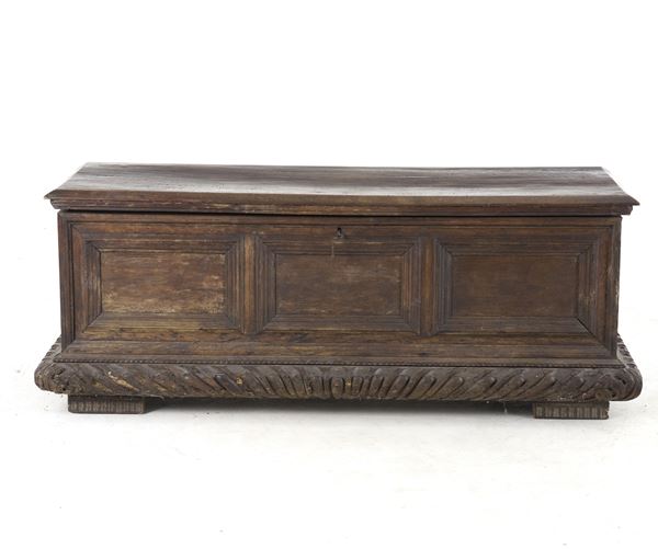 Cassapanca in noce intagliato. Lombardia, fine XVI – inizio XVII secolo