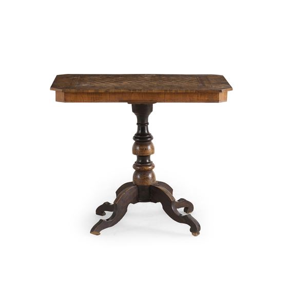 Tavolino da salotto intarsiato. Rolo, XIX secolo