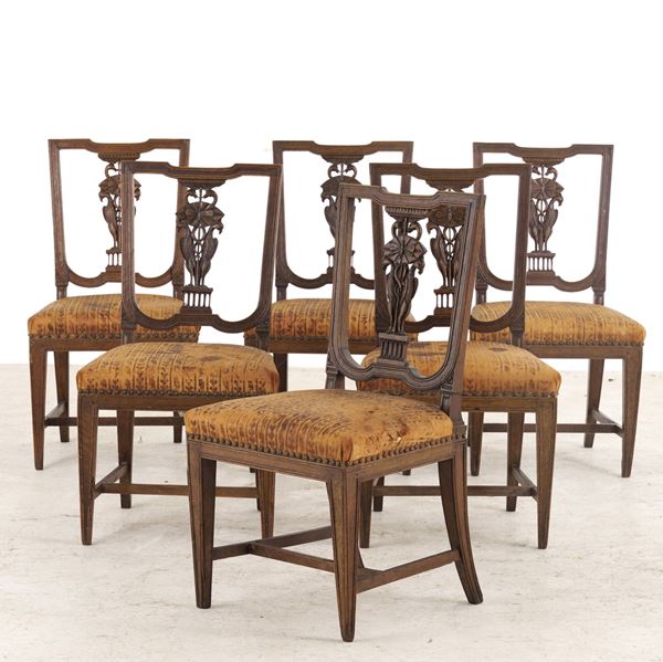 Gruppo di sei sedie in noce intagliato di gusto Luigi XVI