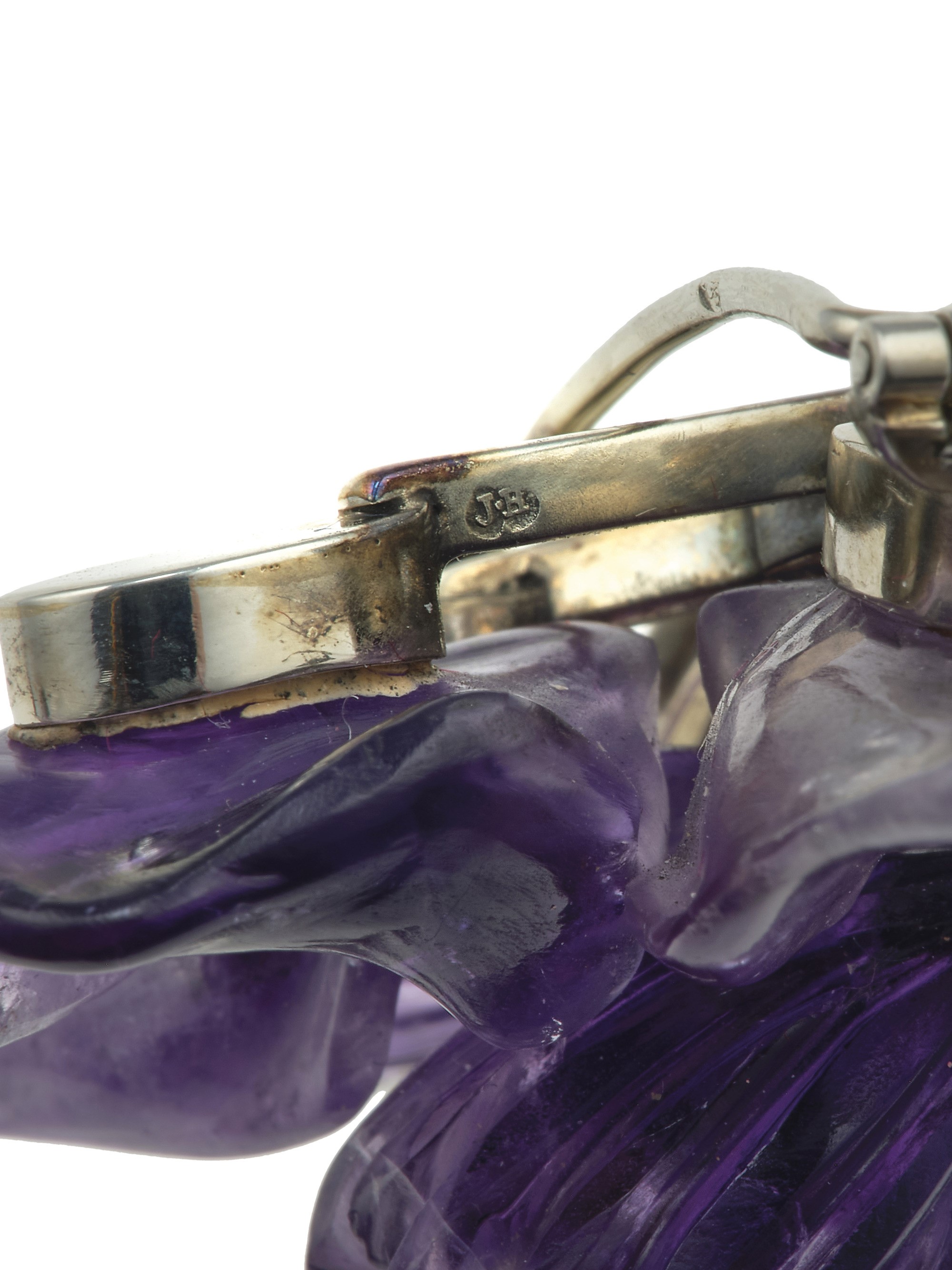 Demi-parure “Viola del pensiero”, spilla e orecchini in oro bianco 750/1000 con ametista e diaman...