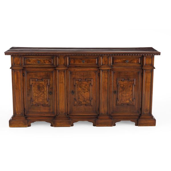 Credenza in noce. Elementi antichi