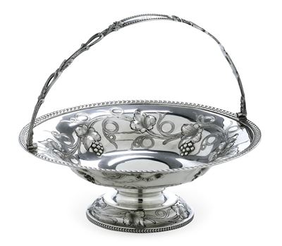 R. & W. Wilson (argentiere), Cestino con manico ad arco e decorazioni a pampini d’uva, argento fu...