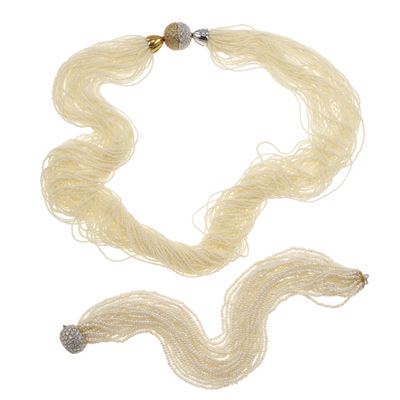 Demi-parure composta da collana e bracciale in oro giallo e bianco con pavè di diamanti e seed pe...
