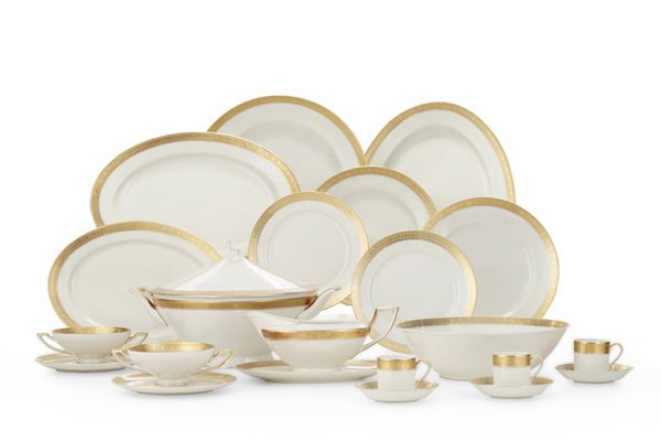 Servizio con bordo oro. Germania, Selb (Baviera), Manifattura Heinrich & Co., XX secolo.