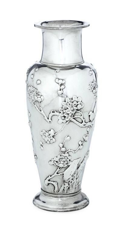 Tiffany & Co., Vaso in stile giapponese, argento fuso cesellato, inizio XX secolo