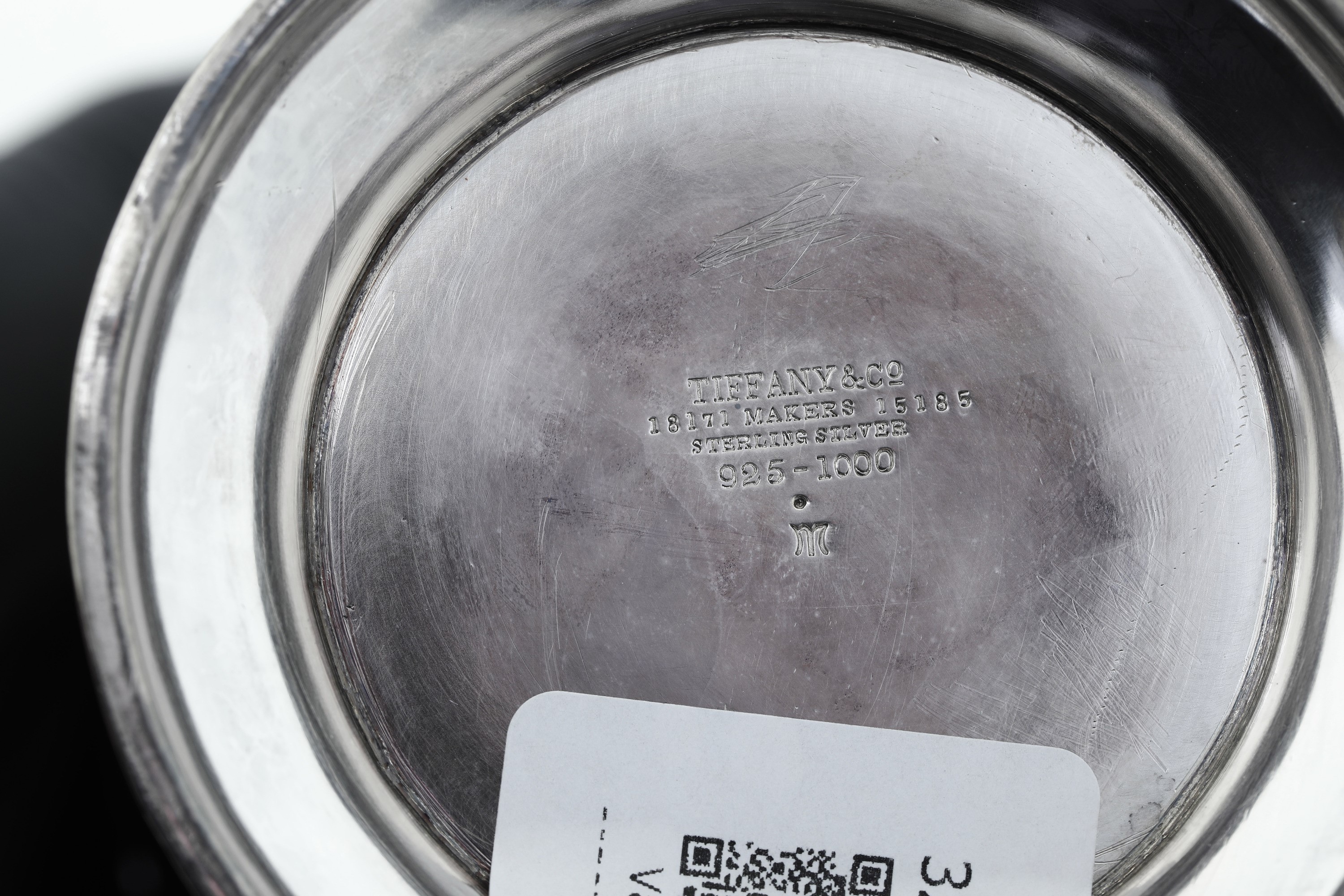 Tiffany & Co., Vaso in stile giapponese, argento fuso cesellato, inizio XX secolo