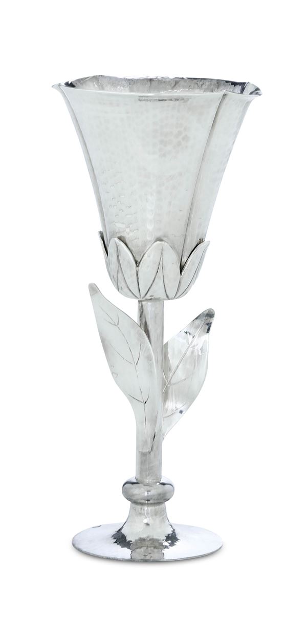 Bicchiere a foggia di fiore. Argenteria artistica fiorentina del XX secolo, argentiere Pampaloni