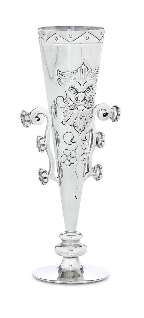 Bicchiere con fiori e mascherone. Argenteria artistica fiorentina del XX secolo, argentiere Pampaloni