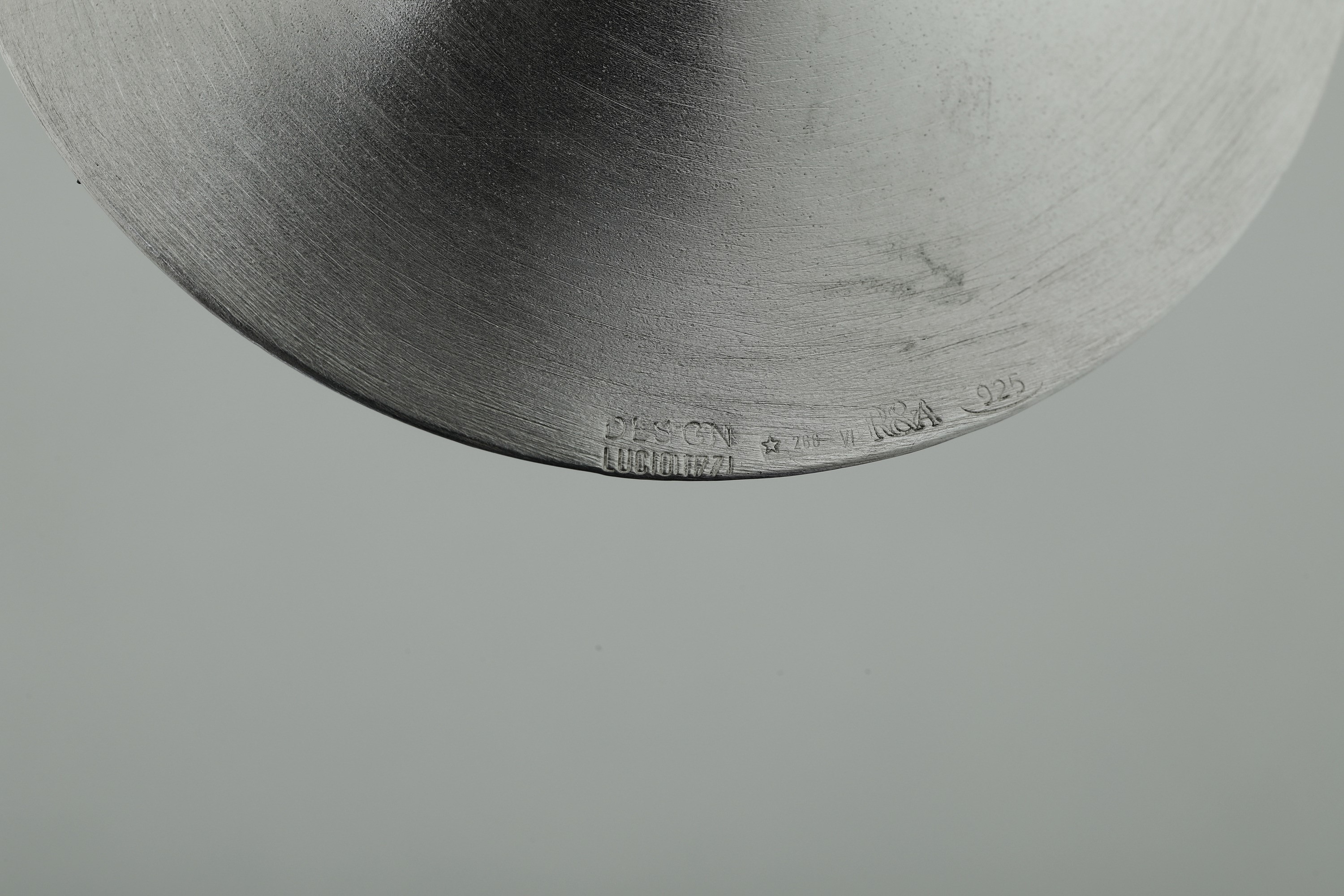 Rossi & Arcandi, Vaso uniflor a tulipano in argento 925 fuso e sagomato (design Lucio Iezzi)