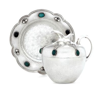 Argenteria artistica milanese, Brocca e vassoio in argento fuso sagomato e cesellato con pietre c...