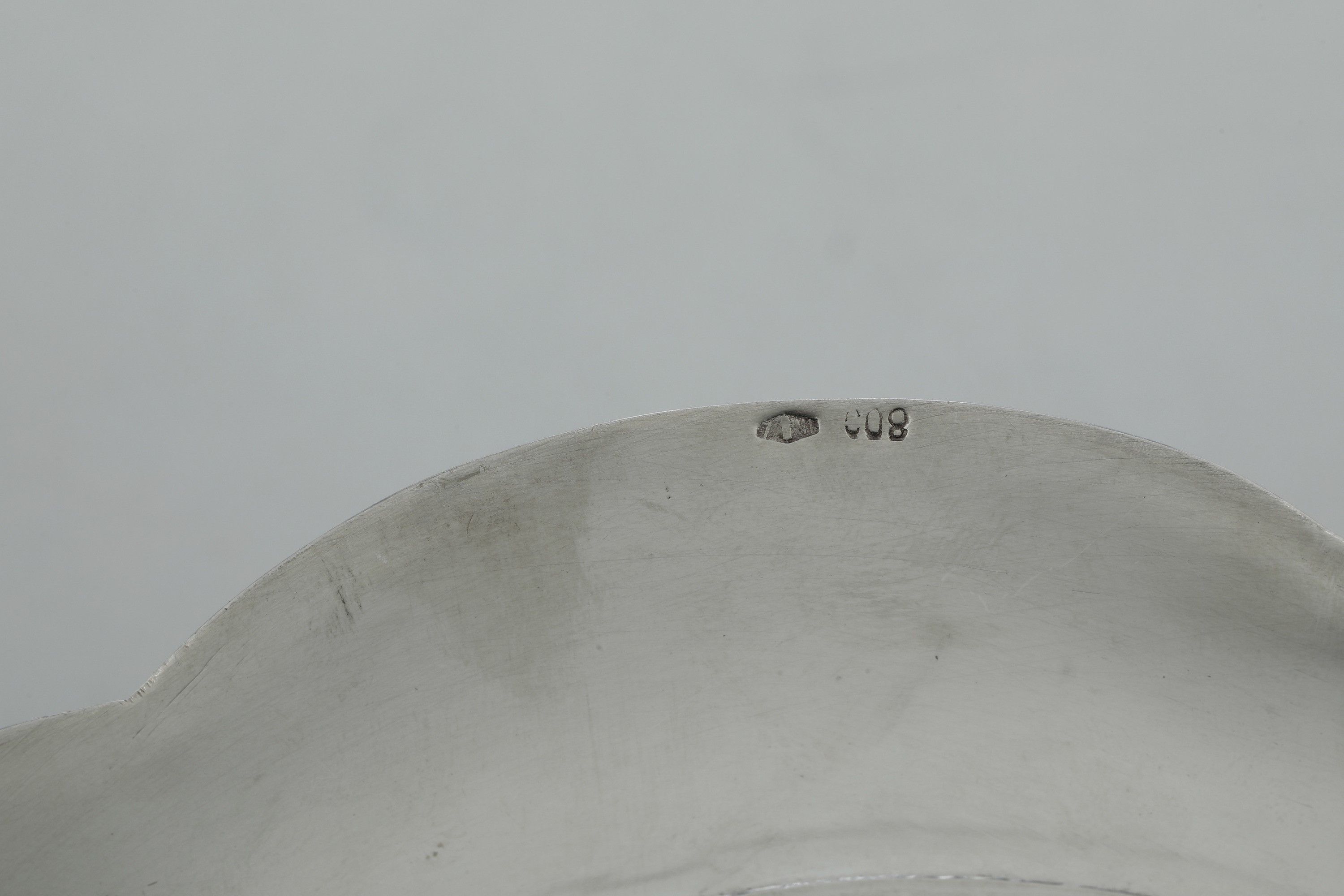 Argenteria artistica milanese, Brocca e vassoio in argento fuso sagomato e cesellato con pietre c...