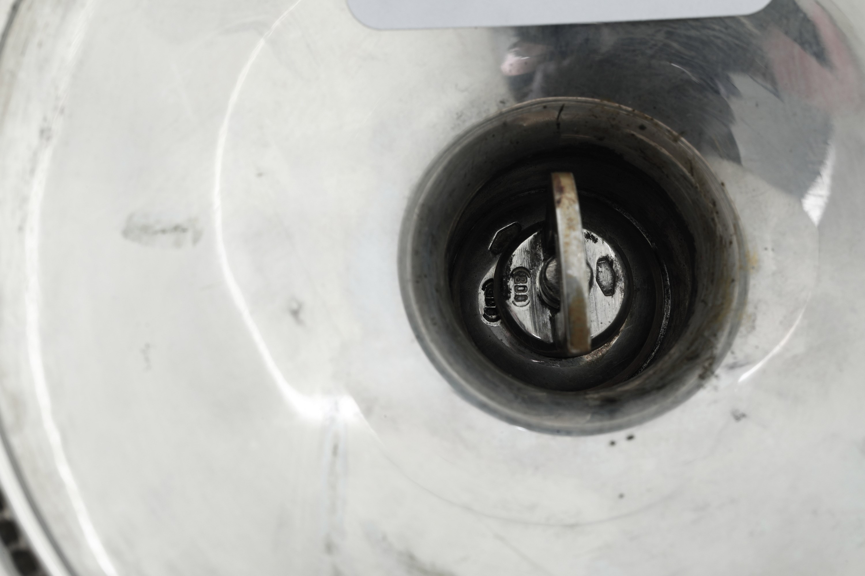 Candelabro, Argenteria italiana del XX secolo in argento fuso e sagomato
