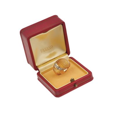 Anello in oro giallo 750 con quarzo citrino inciso e diamanti