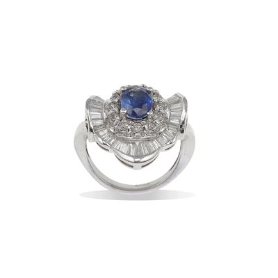Anello con Zaffiro e Diamanti a Contorno