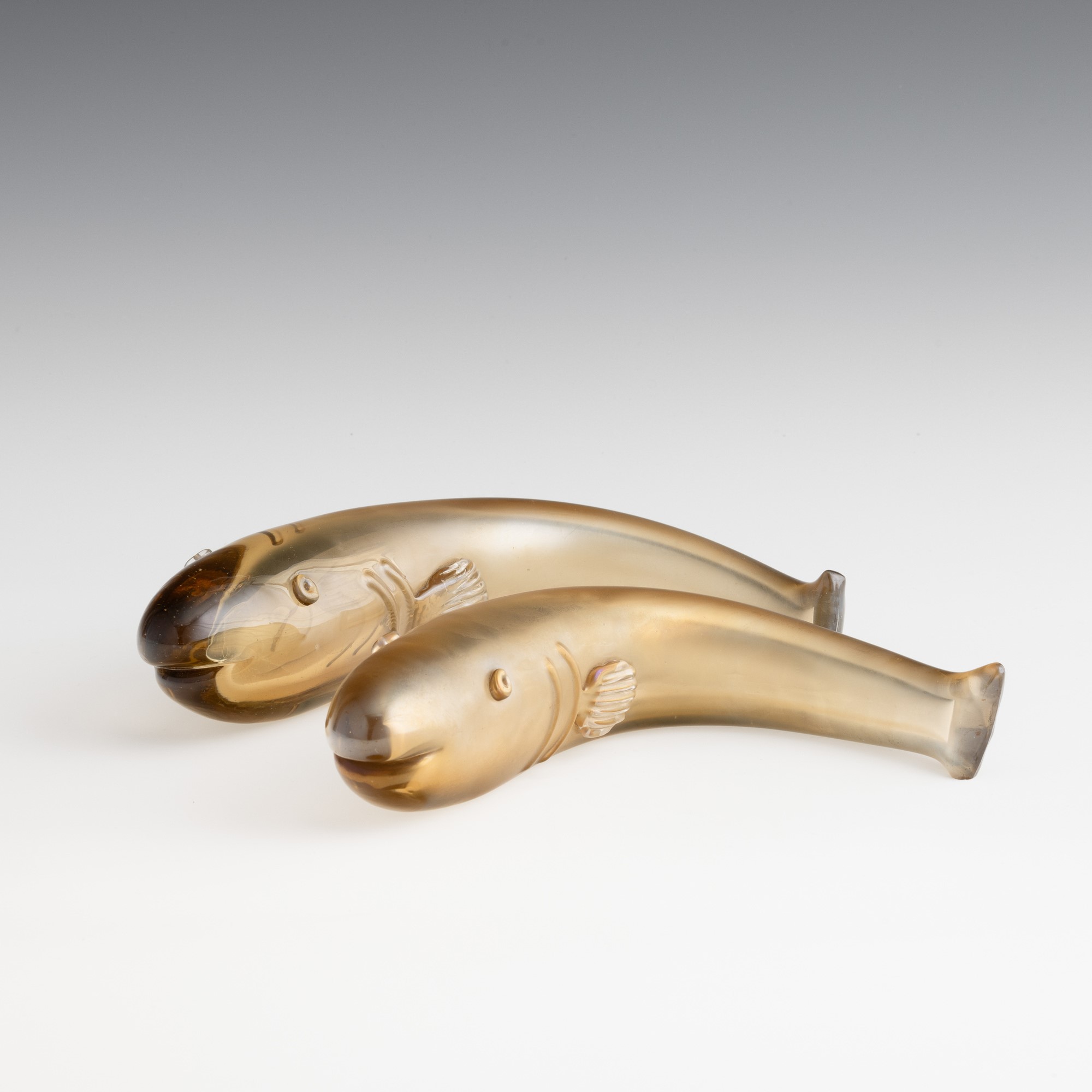 Tyra Lundgren - Coppia di soprammobili a forma di pesci in vetro sommerso pagliesco, Murano (circ...