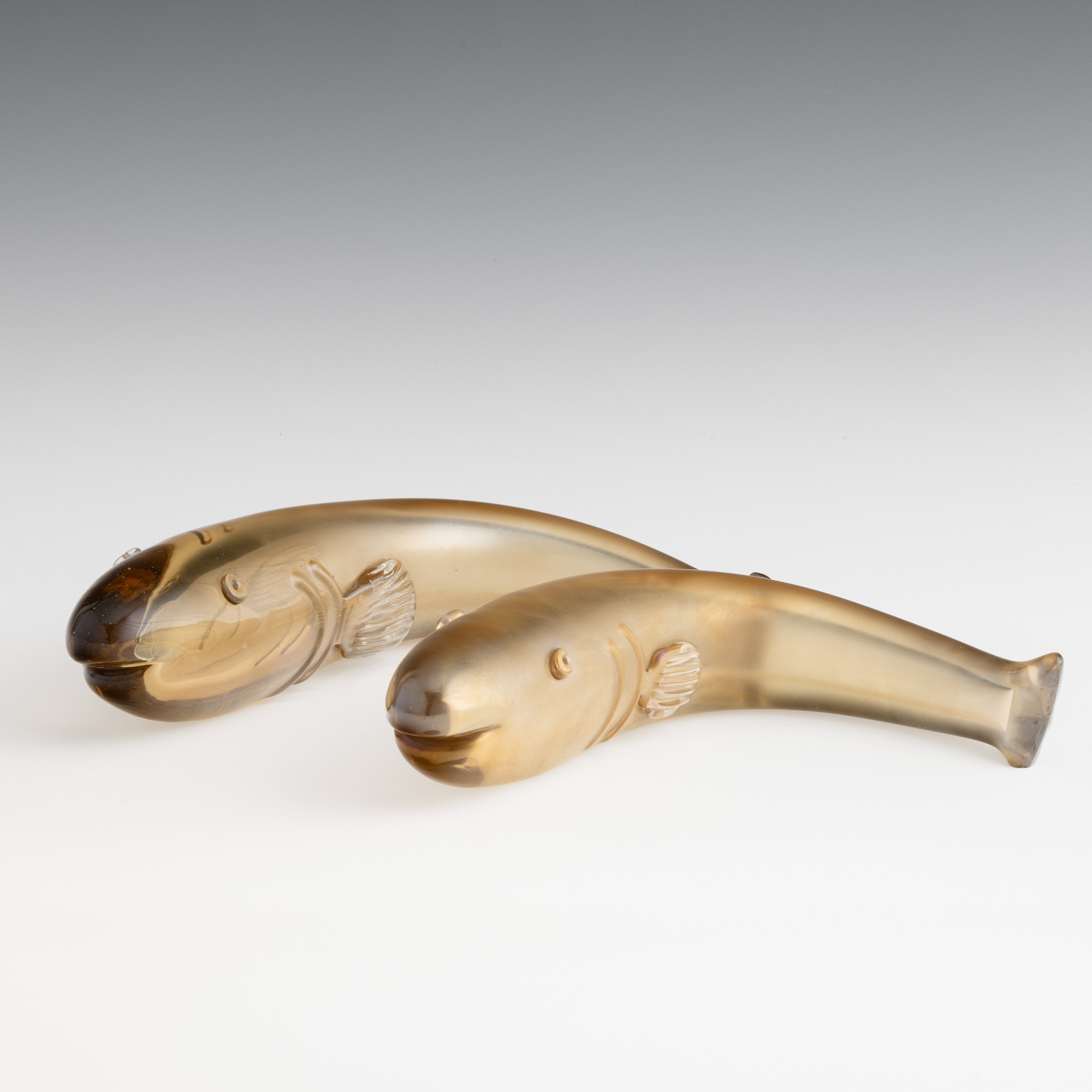 Tyra Lundgren - Coppia di soprammobili a forma di pesci in vetro sommerso pagliesco, Murano (circ...