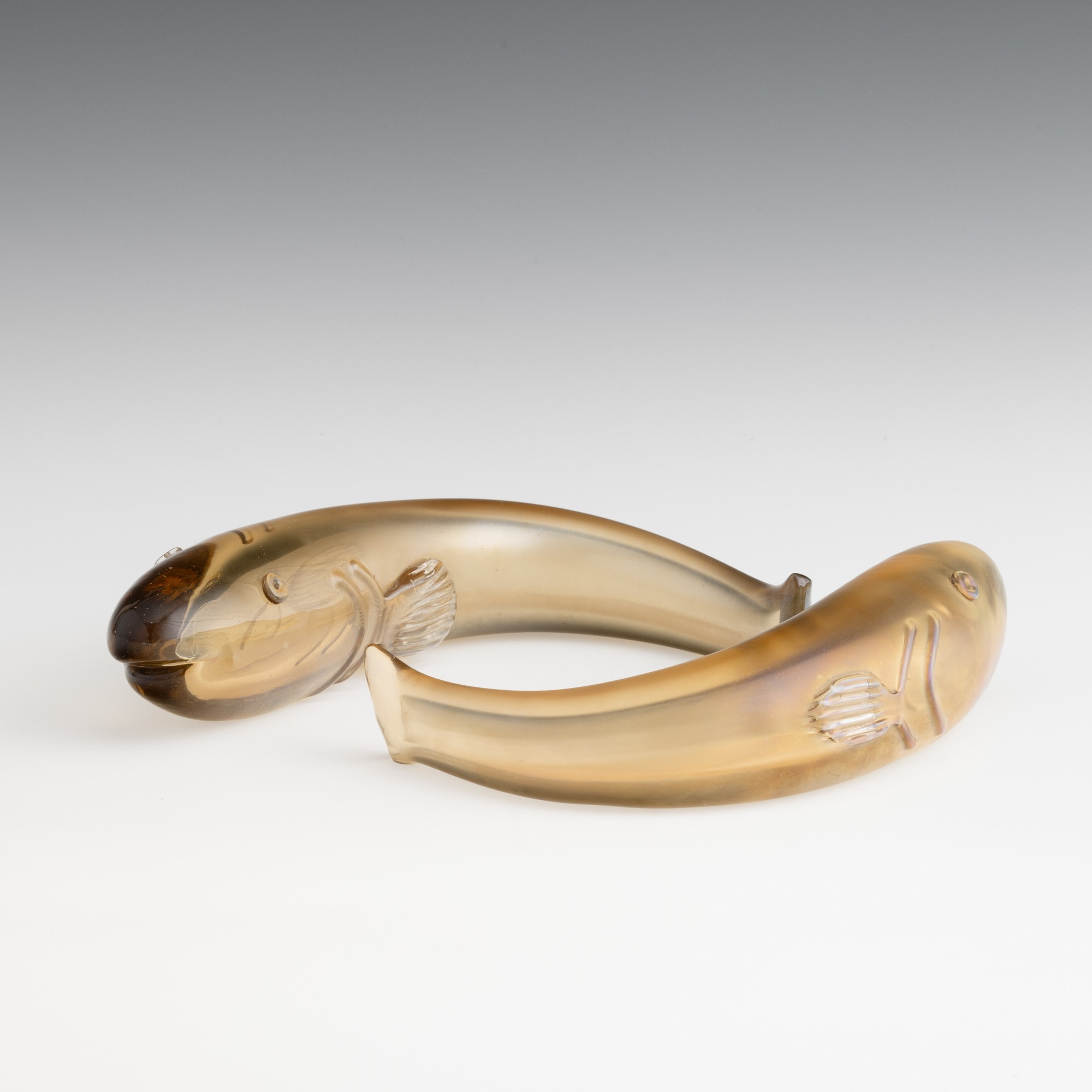Tyra Lundgren - Coppia di soprammobili a forma di pesci in vetro sommerso pagliesco, Murano (circ...