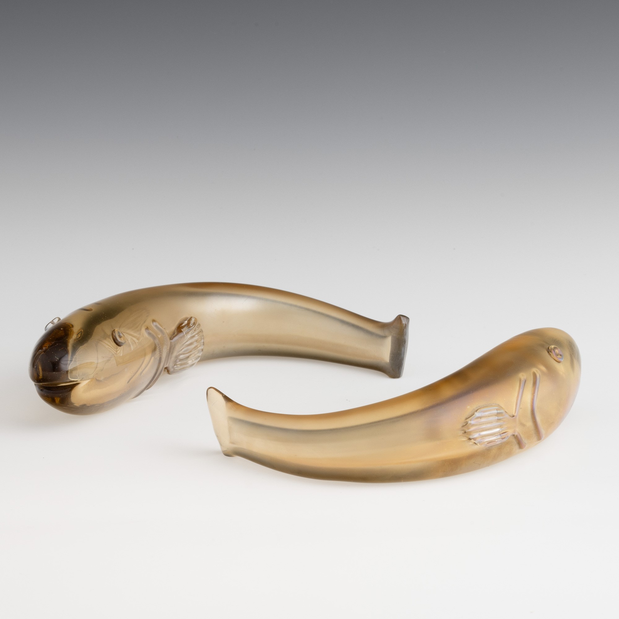 Tyra Lundgren - Coppia di soprammobili a forma di pesci in vetro sommerso pagliesco, Murano (circ...