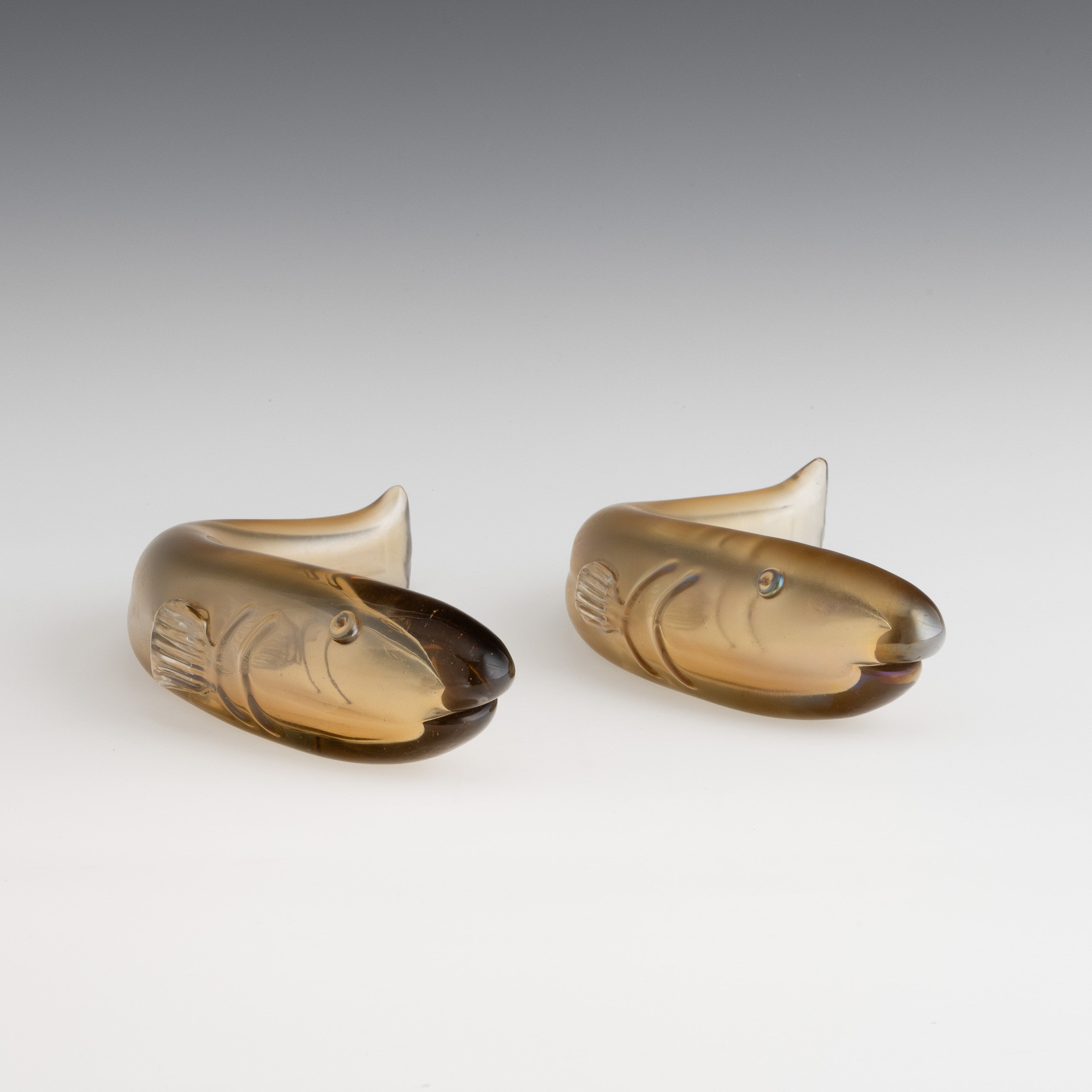 Tyra Lundgren - Coppia di soprammobili a forma di pesci in vetro sommerso pagliesco, Murano (circ...