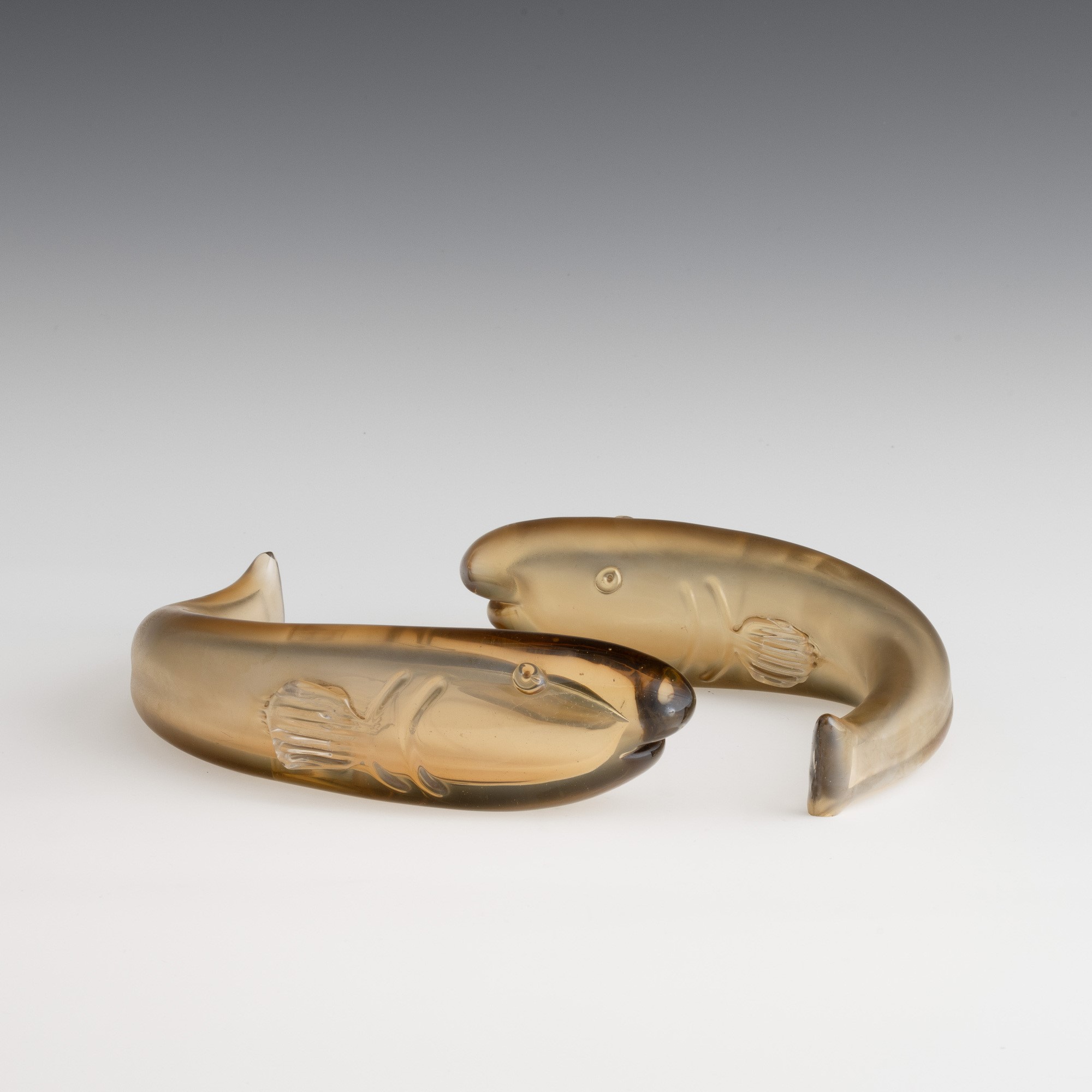 Tyra Lundgren - Coppia di soprammobili a forma di pesci in vetro sommerso pagliesco, Murano (circ...