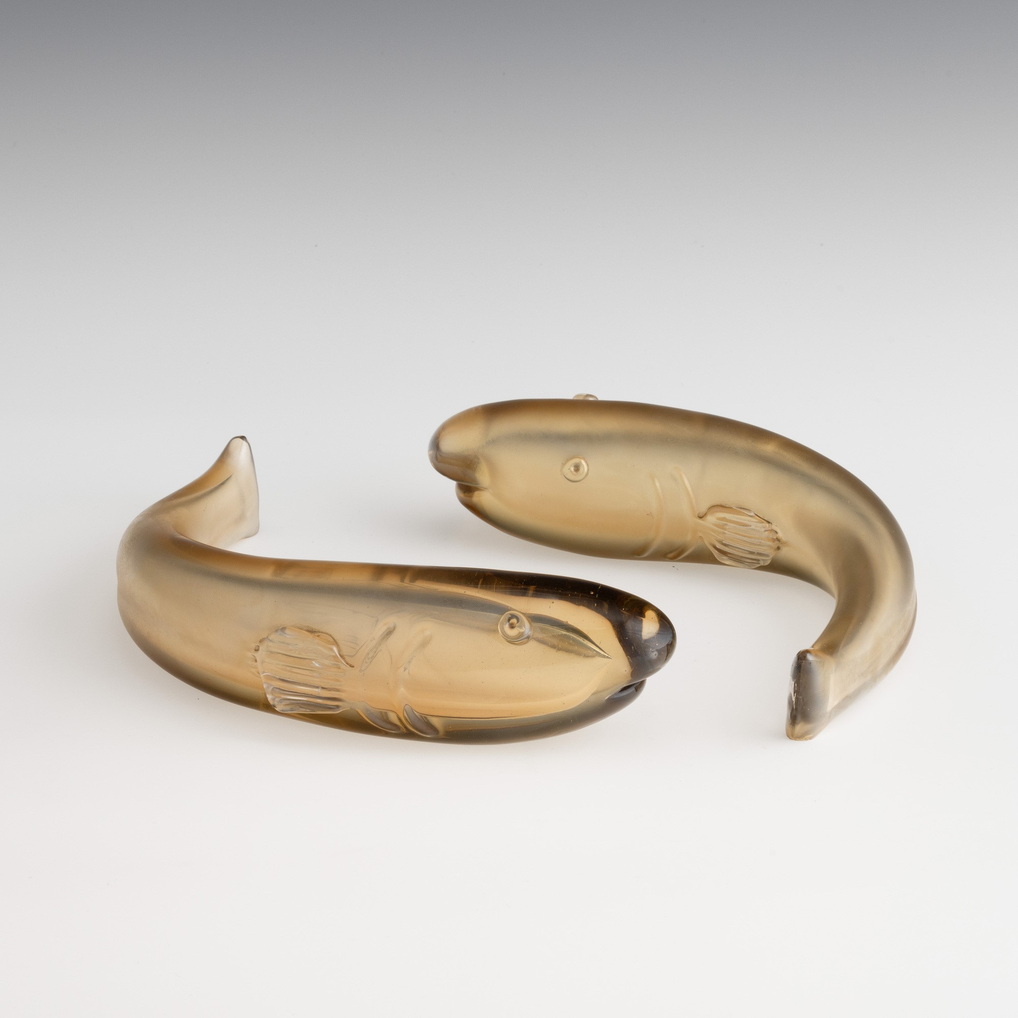 Tyra Lundgren - Coppia di soprammobili a forma di pesci in vetro sommerso pagliesco, Murano (circ...