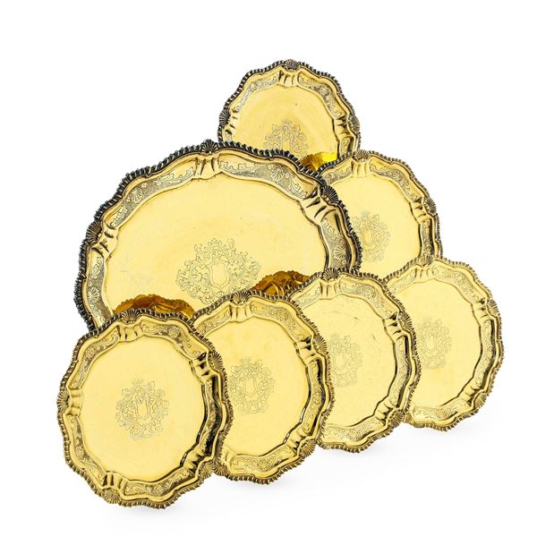 Servizio composto da piatto da portata e sei piatti piccoli. Argenteria italiana del XX secolo, argentiere F.lli Cacchione, Milano