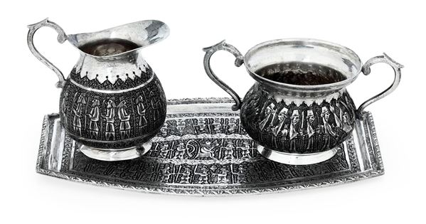 Servizio composto da lattiera e zuccheriera con vassoio. Persia, Era Pahlavi. Marchio Khosrov - Teheran