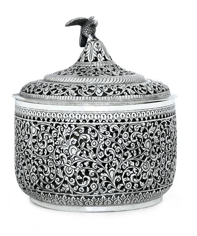 Argento fuso sbalzato e traforato, Scatola con coperchio con presa a forma d’aquila, Cutch (India...