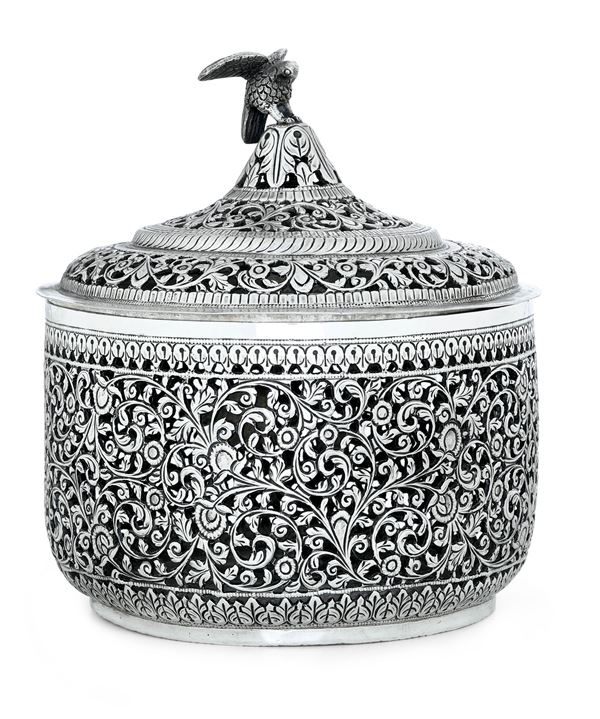 Scatola con coperchio. Cutch, India. Epoca Raj Impero Britannico, XIX secolo