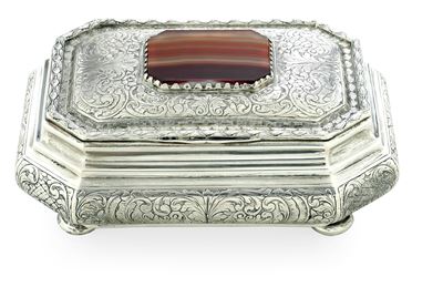 Argenteria italiana del XX secolo, Portagioie in argento fuso e sbalzato con interno dorato e cas...