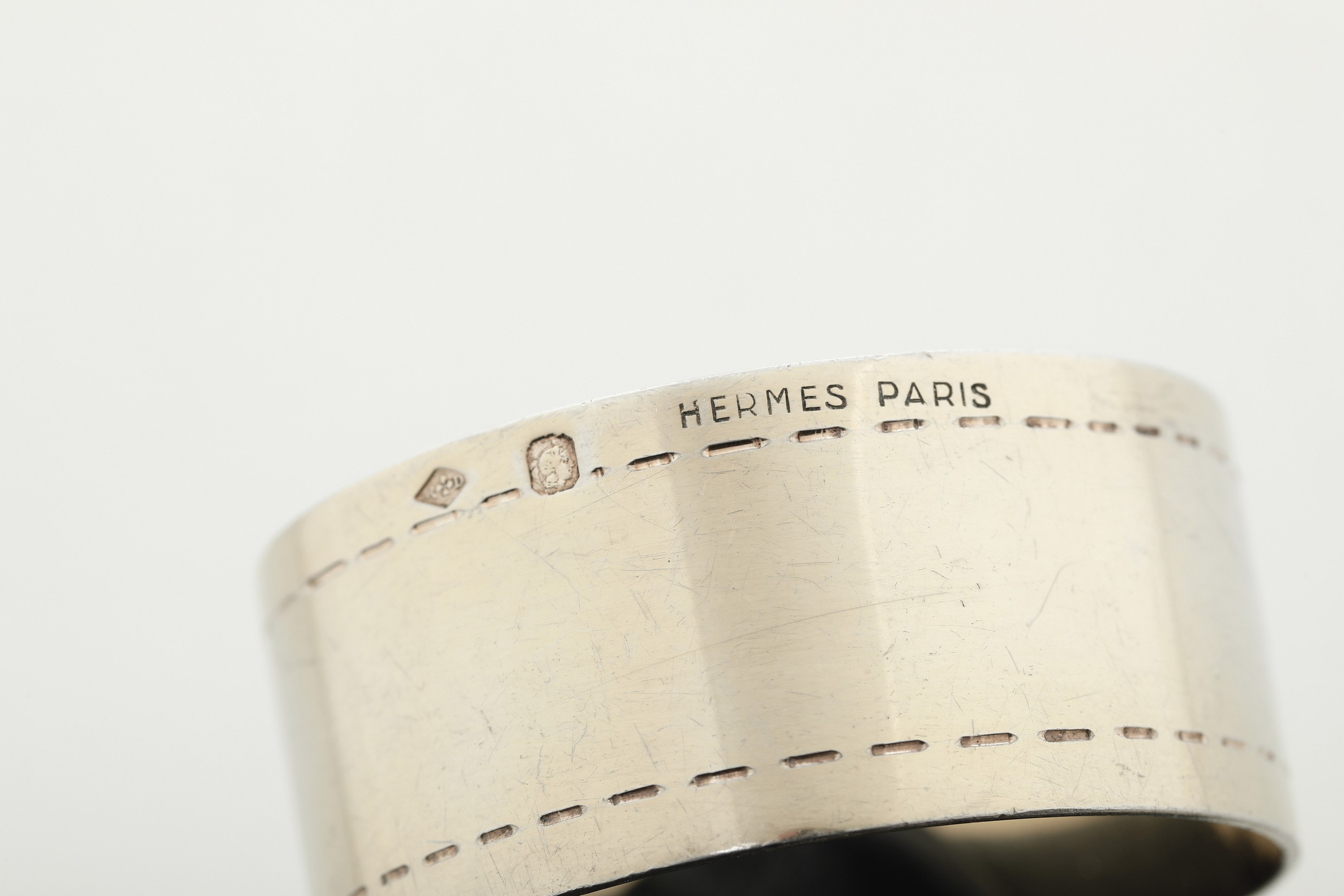 Hermès, Coppia di portatovaglioli in argento 950 fuso con elemento dorato (Parigi, anni ’60)