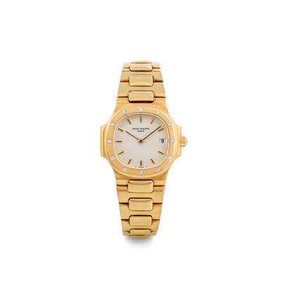 Nautilus Lady Ref. 4700 in Oro Giallo 18k con Diamanti sulla Ghiera, Scatola e Garanzia, Circa 19...