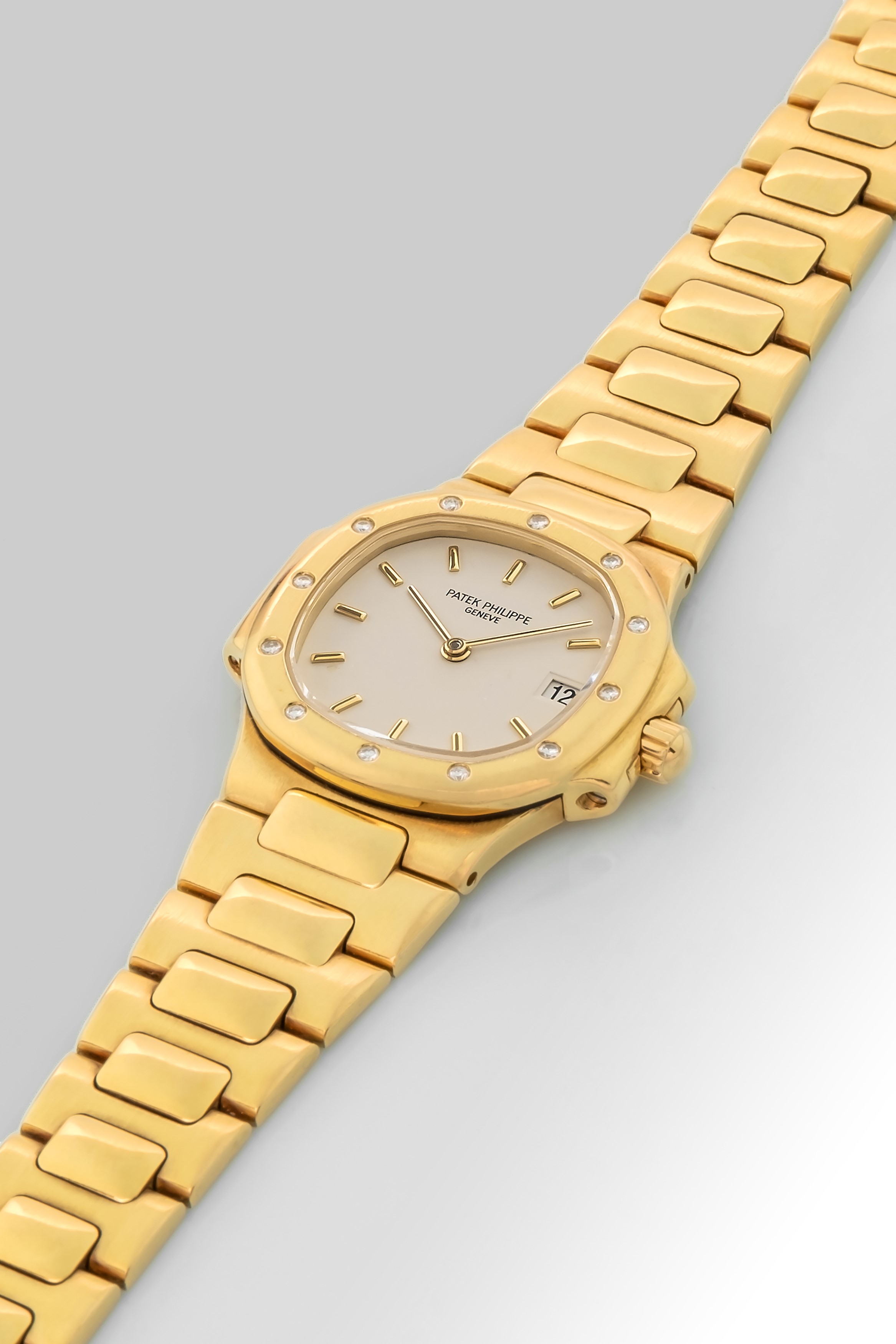 Patek Philippe - Nautilus Lady Ref. 4700 in Oro Giallo 18k con Diamanti sulla Ghiera, Scatola e G...