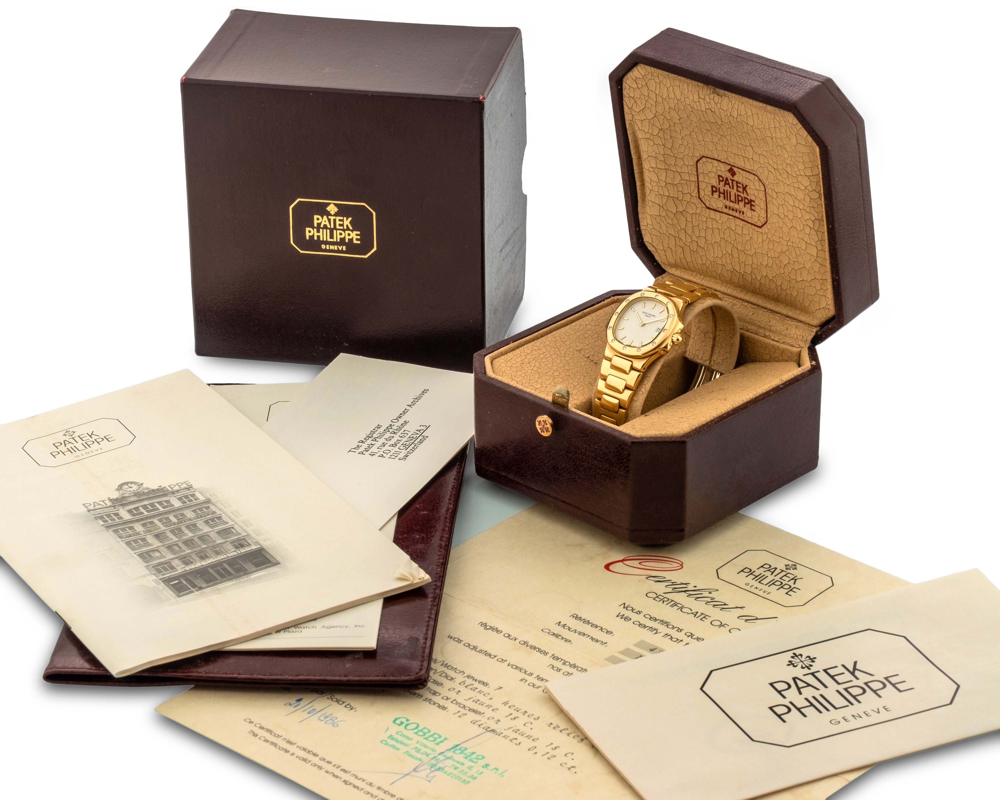 Patek Philippe - Nautilus Lady Ref. 4700 in Oro Giallo 18k con Diamanti sulla Ghiera, Scatola e G...