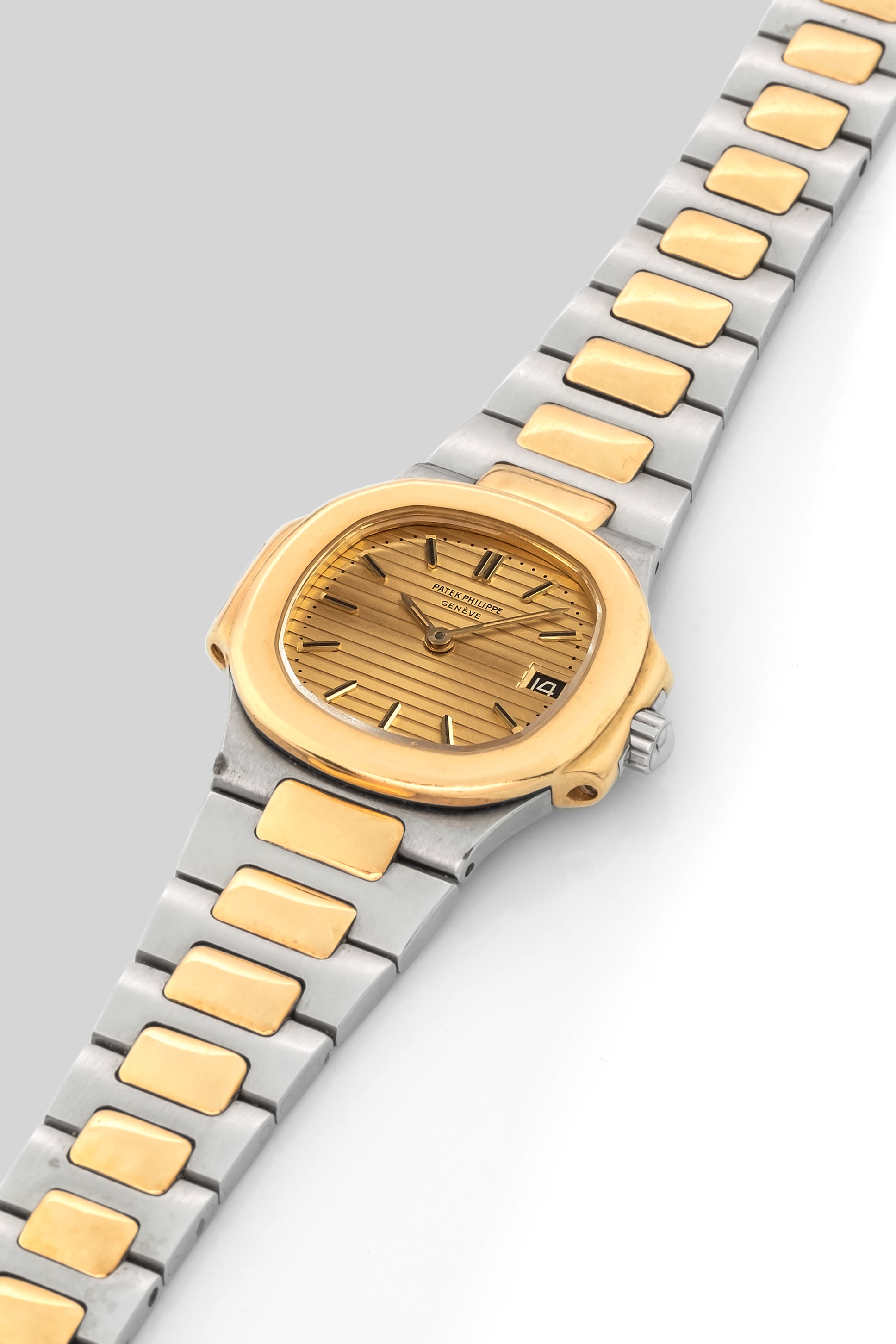 Patek Philippe - Nautilus Lady Ref 4700 Acciaio e Oro, Quadrante Dorè, Scatola e Garanzia, Circa ...