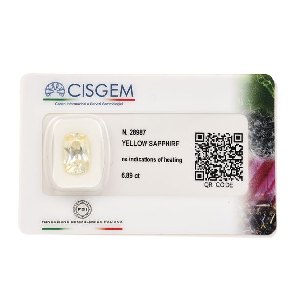 Yellow sapphire weight 6.89 carats. Gemmological Report CISGEM n. 28987