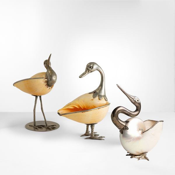 Tre sculture a forma di uccelli