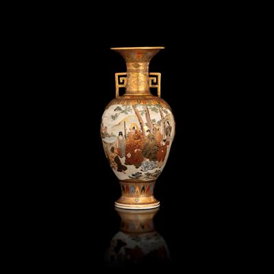 Vaso in Porcellana Satsuma con Figure di Dignitari e Saggi, Giappone, XIX Secolo