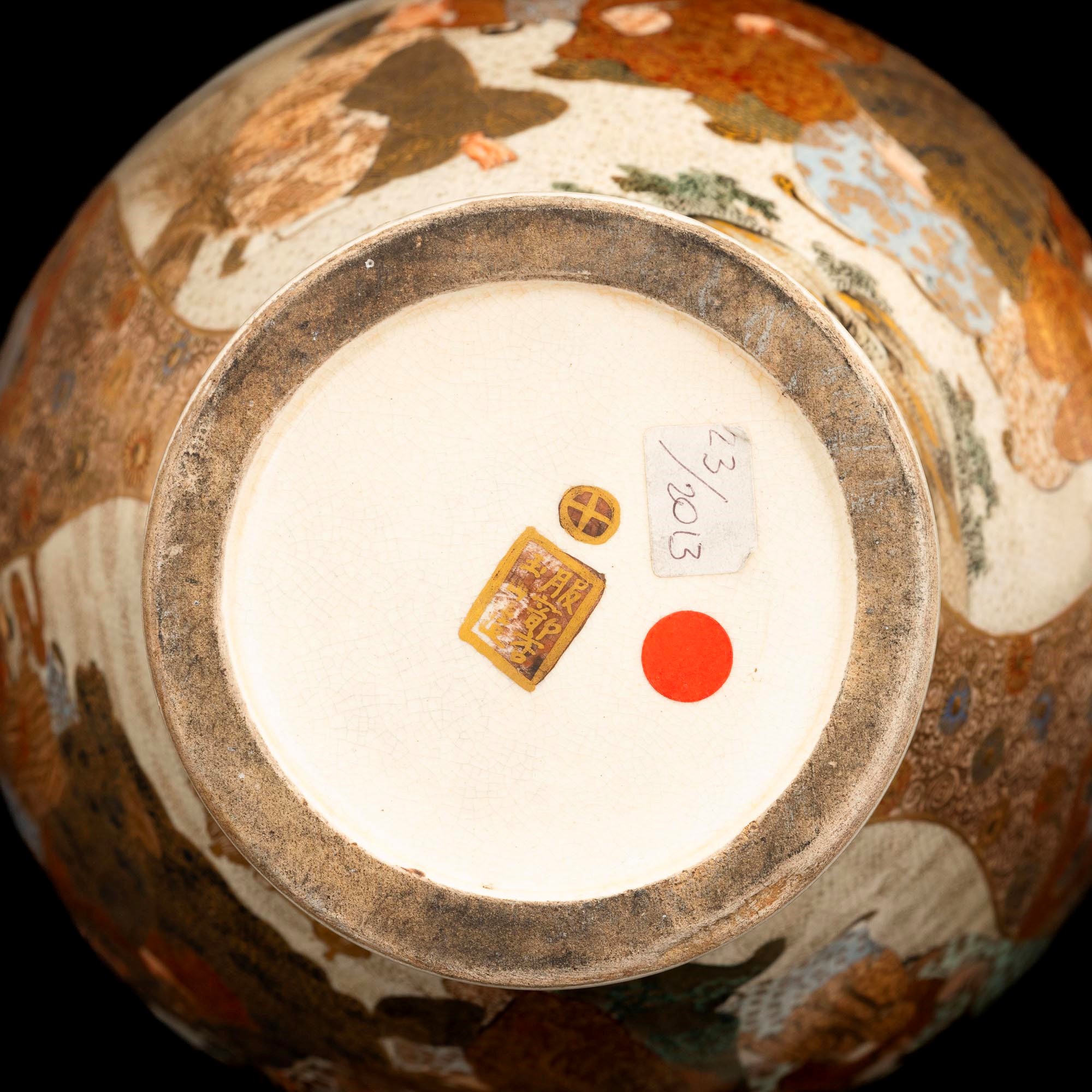 Vaso in Porcellana Satsuma con Figure di Dignitari e Saggi, Giappone, XIX Secolo