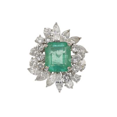 Anello, Montatura in oro bianco con smeraldo di Colombia di circa 5.50 ct e diamanti