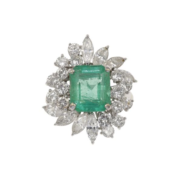 Anello con smeraldo Colombia di ct 5.50 circa e diamanti a contorno