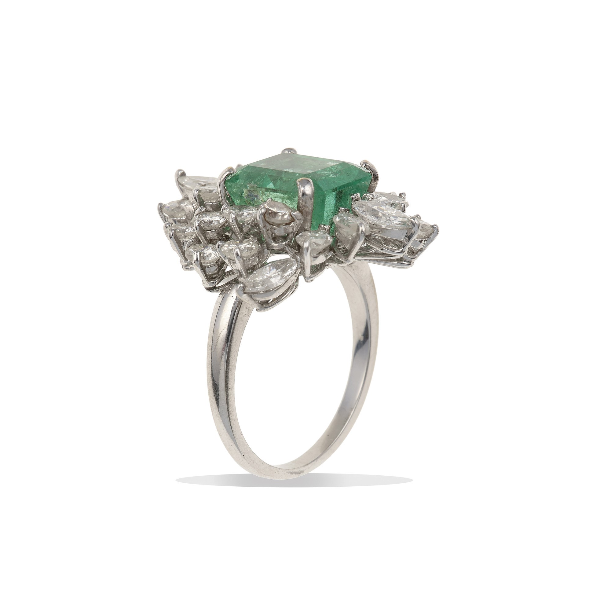 Anello con Smeraldo Colombia di Ct 5.50 Circa e Diamanti a Contorno